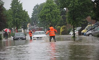 Feuerwehrleute helfen Autofahrern in Bünde, die nach dem Starkregen auf der überfluteten Engerstraße feststecken. - Florian Weyand Feuerwehrleute helfen Autofahrern in Bünde, die nach dem Starkregen auf der überfluteten Engerstraße feststecken. - Florian Weyand