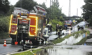 Starkregen im Juni 2016 - wieder ist die Königstraße überschwemmt. Das Wasser dringt auch in die Keller der angrenzenden Häuser ein. - Ewald Henke Starkregen im Juni 2016 - wieder ist die Königstraße überschwemmt. Das Wasser dringt auch in die Keller der angrenzenden Häuser ein. - Ewald Henke