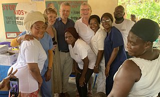 Im Frühjahr ist Susanne Schröder wieder nach Sierra Leone gereist. Mit dem deutschen Botschafter besucht sie ein Dorf, das von den Driving Doctors aus Stift Quernheim medizinisch versorgt wird. - Privat Im Frühjahr ist Susanne Schröder wieder nach Sierra Leone gereist. Mit dem deutschen Botschafter besucht sie ein Dorf, das von den Driving Doctors aus Stift Quernheim medizinisch versorgt wird. - Privat