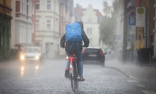 Heftiger Regen überall in der Stadt - wie hier in der Arndtstraße. - Sarah Jonek Heftiger Regen überall in der Stadt - wie hier in der Arndtstraße. - Sarah Jonek