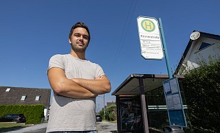 Tom Broose an der Bushaltestelle Römerstraße in Altenhagen. Von hier aus ist seine Tochter sonst immer mit ihrem kostenlosen Busticket zur Grundschule gefahren. - Oliver Krato Tom Broose an der Bushaltestelle Römerstraße in Altenhagen. Von hier aus ist seine Tochter sonst immer mit ihrem kostenlosen Busticket zur Grundschule gefahren. - Oliver Krato