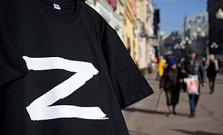 Ein T-Shirt mit dem Zeichen "Z", das zum Zeichen für die Unterstützung der Invasion geworden ist, hängt in einem Souvenir-Shop in Moskau. - AFP Ein T-Shirt mit dem Zeichen "Z", das zum Zeichen für die Unterstützung der Invasion geworden ist, hängt in einem Souvenir-Shop in Moskau. - AFP