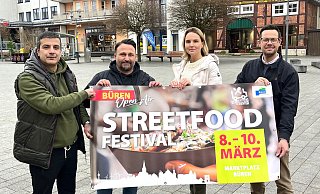 Onur Sönmez und Engin Ulupinar (v. l.) von der Streetfood-Agentur aus Kalkar freuen sich mit Anke Hammerström (Citymanagerin Büren) und Alexander Menke (Stadtmarketing Büren) auf das Streetfood-Festival. - Stadt Büren Onur Sönmez und Engin Ulupinar (v. l.) von der Streetfood-Agentur aus Kalkar freuen sich mit Anke Hammerström (Citymanagerin Büren) und Alexander Menke (Stadtmarketing Büren) auf das Streetfood-Festival. - Stadt Büren