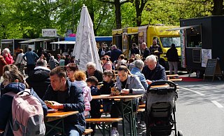Besser hätte das Wetter nicht sein können: Das gesamte Wochenende blieb es trocken, am Samstag sogar überwiegend sonnig. So strömten dann auch zahlreiche Menschen nach Kirchlengern. - Birgit Heitz Besser hätte das Wetter nicht sein können: Das gesamte Wochenende blieb es trocken, am Samstag sogar überwiegend sonnig. So strömten dann auch zahlreiche Menschen nach Kirchlengern. - Birgit Heitz
