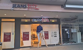 Die Schaufensterscheiben beim Jeans Fritz sind zugeklebt, drinnen wird gearbeitet. - Simone Flörke Die Schaufensterscheiben beim Jeans Fritz sind zugeklebt, drinnen wird gearbeitet. - Simone Flörke