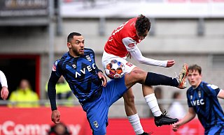 Der 1,86 Meter große Stürmer Jeredy Hilterman (l.), hier im Trikot von Willem II Tilburg, setzt im Zweikampf seinen Körper robust ein. - IMAGO/ANP Der 1,86 Meter große Stürmer Jeredy Hilterman (l.), hier im Trikot von Willem II Tilburg, setzt im Zweikampf seinen Körper robust ein. - IMAGO/ANP