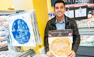 Rajdin Özden ist mit seinen "La Perla Originale"-Tiefkühlpizzen in einigen Supermärkten vertreten. Wegen einer Veränderung des Verpackungsdesigns lädt er zum Werksverkauf. - Ralf Bittner Rajdin Özden ist mit seinen "La Perla Originale"-Tiefkühlpizzen in einigen Supermärkten vertreten. Wegen einer Veränderung des Verpackungsdesigns lädt er zum Werksverkauf. - Ralf Bittner