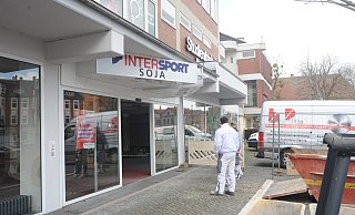 Noch ist über den ehemaligen Geschäftsräumen die Intersport-Soja-Werbung angebracht. Doch Handwerker sind am Markt in Lübbecke bereits aktiv und bereiten innen alles für die künftige Nutzung durch Discounter Tedi vor. - Joern Spreen-Ledebur Noch ist über den ehemaligen Geschäftsräumen die Intersport-Soja-Werbung angebracht. Doch Handwerker sind am Markt in Lübbecke bereits aktiv und bereiten innen alles für die künftige Nutzung durch Discounter Tedi vor. - Joern Spreen-Ledebur