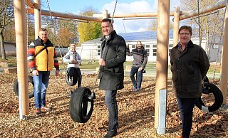 Der Bergheimer Thomas Bödeker (v. l.) hat sich gemeinsam mit Landschaftsarchitektin Kerstin Peine, Bürgermeister Carsten Torke sowie Alexander Rauer und Therese Meier (beide Stadtverwaltung) ein Bild vom Fortschritt des Bergheimer IKEK-Projekts gemacht. - Madita Schellenberg Der Bergheimer Thomas Bödeker (v. l.) hat sich gemeinsam mit Landschaftsarchitektin Kerstin Peine, Bürgermeister Carsten Torke sowie Alexander Rauer und Therese Meier (beide Stadtverwaltung) ein Bild vom Fortschritt des Bergheimer IKEK-Projekts gemacht. - Madita Schellenberg