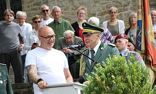 TV-Größe Sven Deutschmanek (l.) wird vom Bredenborner Oberst Eckhard Meyer am Rednerpult empfangen. - Madita Schellenberg TV-Größe Sven Deutschmanek (l.) wird vom Bredenborner Oberst Eckhard Meyer am Rednerpult empfangen. - Madita Schellenberg