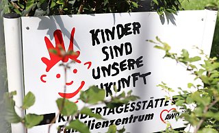 Die AWO als Träger ist derzeit von Kindergartenschließungen am stärksten betroffen und protestiert deshalb auch für eine effektivere Finanzierungsgrundlage. - Alex Lehn Die AWO als Träger ist derzeit von Kindergartenschließungen am stärksten betroffen und protestiert deshalb auch für eine effektivere Finanzierungsgrundlage. - Alex Lehn