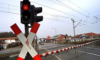 Der Bahnübergang an der Bruchstraße in Rödinghausen ist am Tag durchschnittlich acht Stunden geschlossen. - Niklas Krämer Der Bahnübergang an der Bruchstraße in Rödinghausen ist am Tag durchschnittlich acht Stunden geschlossen. - Niklas Krämer