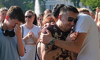 Bürgermeister Lars Bökenkröger applaudiert auf Wunsch der Familie dem Musiker Philipos T.. Während dessen bricht der Vater des 20-Jährigen in Tränen aus. - Thorsten Gödecker Bürgermeister Lars Bökenkröger applaudiert auf Wunsch der Familie dem Musiker Philipos T.. Während dessen bricht der Vater des 20-Jährigen in Tränen aus. - Thorsten Gödecker