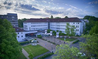 Das Krankenhaus Bad Oeynhausen soll nach den akutellen Plänen des Mühlenkreises in der Nachbarschaft zum Herz- und Diabeteszentrum neu gebaut werden. Die Auguste-Viktoria-Klinik soll in dem Neubau ebenfalls Platz finden. - THORSTEN ULONSKA Das Krankenhaus Bad Oeynhausen soll nach den akutellen Plänen des Mühlenkreises in der Nachbarschaft zum Herz- und Diabeteszentrum neu gebaut werden. Die Auguste-Viktoria-Klinik soll in dem Neubau ebenfalls Platz finden. - THORSTEN ULONSKA
