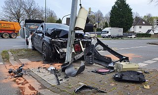 Ein Trümmerfeld hat der Autofahrer an der zerstörten Ampel an der B61 hinterlassen. - Irja Most Ein Trümmerfeld hat der Autofahrer an der zerstörten Ampel an der B61 hinterlassen. - Irja Most