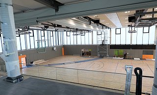 Die neue Dreifach-Sporthalle - hier auf einem Foto aus dem April - verfügt über einen Parkettboden, der nur mit Sportschuhen betreten werden darf. Er muss komplett ausgetauscht werden. - Frank-Michael Kiel-Steinkamp Die neue Dreifach-Sporthalle - hier auf einem Foto aus dem April - verfügt über einen Parkettboden, der nur mit Sportschuhen betreten werden darf. Er muss komplett ausgetauscht werden. - Frank-Michael Kiel-Steinkamp