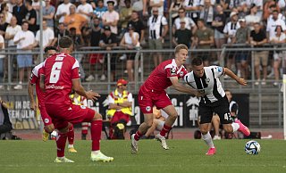 Zu selten zeigen sich die Spieler von Arminia Bielefeld bei der 0:1-Niederlage gegen den SSV Ulm so zupackend wie hier Sam Schreck (Mitte). - Lars Schwerdtfeger Zu selten zeigen sich die Spieler von Arminia Bielefeld bei der 0:1-Niederlage gegen den SSV Ulm so zupackend wie hier Sam Schreck (Mitte). - Lars Schwerdtfeger