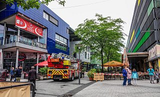 Feuerwehr und Polizei war mit starken Kräften erschienen. - Paul Brinkmann Feuerwehr und Polizei war mit starken Kräften erschienen. - Paul Brinkmann