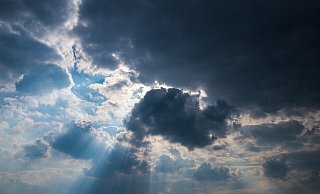 Die Sonne hat es aktuell schwer, ihren Weg zwischen all den Wolken am Himmel zu finden. - Pixabay (Symbolbild) Die Sonne hat es aktuell schwer, ihren Weg zwischen all den Wolken am Himmel zu finden. - Pixabay (Symbolbild)