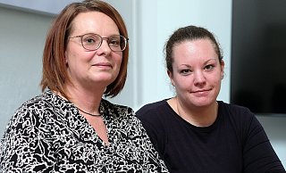 Wissen immer noch nicht, auf welche Schule ihre Kinder nach den Sommerferien gehen werden: Nina Fernandez (l.) und Sabrina Knopp aus Gütersloh. - Andreas Frücht Wissen immer noch nicht, auf welche Schule ihre Kinder nach den Sommerferien gehen werden: Nina Fernandez (l.) und Sabrina Knopp aus Gütersloh. - Andreas Frücht