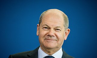 Bundeskanzler Olaf Scholz (SPD) hat sich bei seinen Ministerinnen und Ministern mit einer Schokolade der Marke „Ampelmann“ für ein Jahr Zusammenarbeit bedankt. Zum Auftakt der turnusmäßigen Kabinettssitzung lag am Mittwoch auf jedem Platz des Kabinettstischs eine Tafel der Geschmacksrichtung Zartbitter. - Michael Kappeler Bundeskanzler Olaf Scholz (SPD) hat sich bei seinen Ministerinnen und Ministern mit einer Schokolade der Marke „Ampelmann“ für ein Jahr Zusammenarbeit bedankt. Zum Auftakt der turnusmäßigen Kabinettssitzung lag am Mittwoch auf jedem Platz des Kabinettstischs eine Tafel der Geschmacksrichtung Zartbitter. - Michael Kappeler