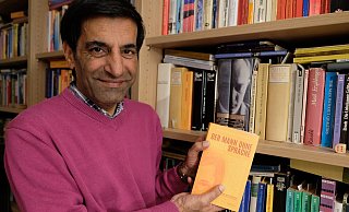 Rahman Jamal, der "Mann ohne Muttersprache", hat ein Buch über sein nicht ganz so konventionelles Leben und die Integration in Deutschland geschrieben. - Hans-Hermann Igges Rahman Jamal, der "Mann ohne Muttersprache", hat ein Buch über sein nicht ganz so konventionelles Leben und die Integration in Deutschland geschrieben. - Hans-Hermann Igges