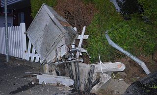 In Hiddenhausen gibt es nun einen massiv beschädigten Telefonverteilerkasten und ein abgeknicktes Verkehrszeichen. - Polizei Herford In Hiddenhausen gibt es nun einen massiv beschädigten Telefonverteilerkasten und ein abgeknicktes Verkehrszeichen. - Polizei Herford