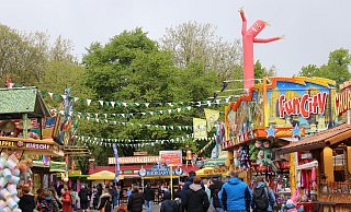 Trotz des schlechten Wetters lockt es Besucher auf den Lunapark. - Alina Rullkötter Trotz des schlechten Wetters lockt es Besucher auf den Lunapark. - Alina Rullkötter