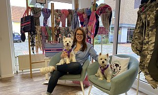 Inhaberin Daniela Kleps mit Josi und Liza im neuen Geschäft an der Mathildenstraße. - Lillia Seifert Inhaberin Daniela Kleps mit Josi und Liza im neuen Geschäft an der Mathildenstraße. - Lillia Seifert