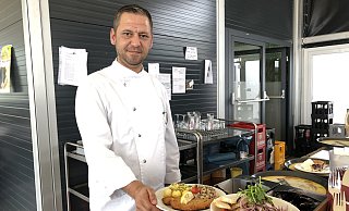Unter anderem im Angebot bei Küchenleiter Christian Hofbauer: Schnitzel mit Pfifferlingen und ein Salat. - Felix Schwien Unter anderem im Angebot bei Küchenleiter Christian Hofbauer: Schnitzel mit Pfifferlingen und ein Salat. - Felix Schwien