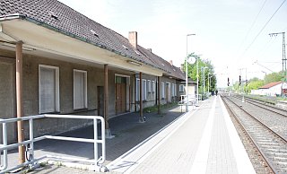 In dieser Woche haben sich am Bahngebäude Vertreter der Bahn, von Ordnungsamt und Stadtwerke, der Unteren Wasserbehörde des Kreises und der Warburger Feuerwehr zur Klärung des Ölfilmproblems getroffen. - Dieter Scholz In dieser Woche haben sich am Bahngebäude Vertreter der Bahn, von Ordnungsamt und Stadtwerke, der Unteren Wasserbehörde des Kreises und der Warburger Feuerwehr zur Klärung des Ölfilmproblems getroffen. - Dieter Scholz