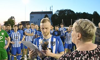 Da ist er: Angelika Dobbersalzke, Kassierein des Fußballkreises Minden, übergibt FCO-Kapitän Kevin Reimer den Pokal. - Jürgen Krüger Da ist er: Angelika Dobbersalzke, Kassierein des Fußballkreises Minden, übergibt FCO-Kapitän Kevin Reimer den Pokal. - Jürgen Krüger