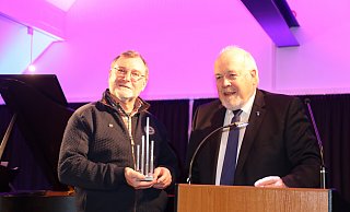 Andreas Karger (li.) erhält den Bürgerpreis 2023 von Kirchlengerns Bürgermeister Rüdiger Meier. - Claus Frickemeier Andreas Karger (li.) erhält den Bürgerpreis 2023 von Kirchlengerns Bürgermeister Rüdiger Meier. - Claus Frickemeier
