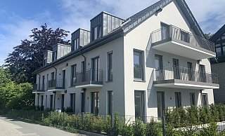 Der sehr nah an der Straße gelegene Neubau mit acht Wohnungen an der Mönkebergstraße, Ecke Am Linkberg in Hoberge-Uerentrup wurde bereits im Dezember 2021 komplett fertiggestellt. Seitdem stehen alle acht Wohnungen leer. - Ivonne Michel Der sehr nah an der Straße gelegene Neubau mit acht Wohnungen an der Mönkebergstraße, Ecke Am Linkberg in Hoberge-Uerentrup wurde bereits im Dezember 2021 komplett fertiggestellt. Seitdem stehen alle acht Wohnungen leer. - Ivonne Michel