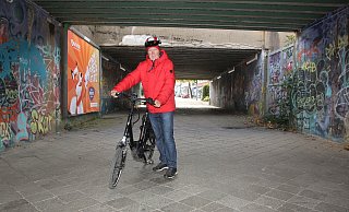 Eine Polizistin hat Wolfgang Willing (79) ein saftiges Bußgeld aufgedrückt, weil er auf seinem Fahrrad durch die Unterführung zur Kanalstraße geradelt ist. - Ulf Hanke Eine Polizistin hat Wolfgang Willing (79) ein saftiges Bußgeld aufgedrückt, weil er auf seinem Fahrrad durch die Unterführung zur Kanalstraße geradelt ist. - Ulf Hanke