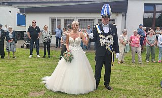 Bernd Hüpping und seine Frau Monika stehen bei schönstem Wetter beim Schützenfest in Welda im Mittelpunkt. - Nicole Kuper Bernd Hüpping und seine Frau Monika stehen bei schönstem Wetter beim Schützenfest in Welda im Mittelpunkt. - Nicole Kuper