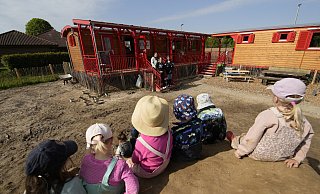 Der Lehmhügel im Garten ist im Moment einer der Lieblingsorte der Kinder, die im Foto nicht erkannt werden sollen. Auf der Treppe stehen mit Leiterin Sylvie Scholz, Laura Beckmann und Annika Becker drei Erzieherinnen aus dem Viererteam. Es fehlt Melanie Block.? - Gerald Dunkel Der Lehmhügel im Garten ist im Moment einer der Lieblingsorte der Kinder, die im Foto nicht erkannt werden sollen. Auf der Treppe stehen mit Leiterin Sylvie Scholz, Laura Beckmann und Annika Becker drei Erzieherinnen aus dem Viererteam. Es fehlt Melanie Block.? - Gerald Dunkel