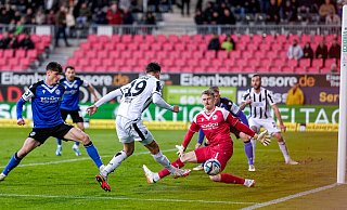 Arminia-Keeper Jonas Kersken wird aus beinahe unmöglichem Winkel vom Sandhäuser Luca-Milan Zander düpiert. - IMAGO/foto2press Arminia-Keeper Jonas Kersken wird aus beinahe unmöglichem Winkel vom Sandhäuser Luca-Milan Zander düpiert. - IMAGO/foto2press