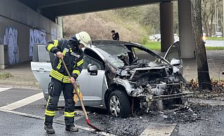 Das Auto hatte der Fahrer gerade gekauft. Jetzt ist es schon schrottreif. - Paul Brinkmann Das Auto hatte der Fahrer gerade gekauft. Jetzt ist es schon schrottreif. - Paul Brinkmann