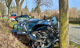 Vermutlich aufgrund eines medizinischen Notfalls verlor der Fahrer dieses VW-Touareg die Kontrolle über sein Fahrzeug, das auf der Tiggstraße frontal gegen einen Baum prallte. - © 2024 Ralph Meyer. Alle Inhalte urheberrechtlich geschützt. Vermutlich aufgrund eines medizinischen Notfalls verlor der Fahrer dieses VW-Touareg die Kontrolle über sein Fahrzeug, das auf der Tiggstraße frontal gegen einen Baum prallte. - © 2024 Ralph Meyer. Alle Inhalte urheberrechtlich geschützt.