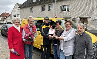 Ein letzte Fuhre Pakete: Die Familien Recker (links) und Eiser (rechts) verabschieden ihren langjährigen Postboten Horst Hartmann in den Ruhestand. - Tobias Barrelmeyer Ein letzte Fuhre Pakete: Die Familien Recker (links) und Eiser (rechts) verabschieden ihren langjährigen Postboten Horst Hartmann in den Ruhestand. - Tobias Barrelmeyer