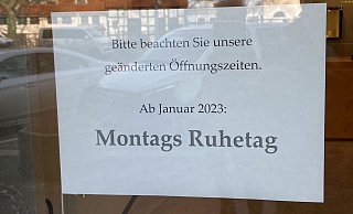 Das Hinweisschild vor Juwelier Krüger - Jobst Lüdeking Das Hinweisschild vor Juwelier Krüger - Jobst Lüdeking