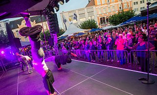 Das Trio "Tridiculous" bietet zum Auftakt des Bühnenprogramms auf dem Alten Markt eine rasante Show mit Beatboxing, Breakdance und Musikparodien und findet damit sein Publikum. Später am Abend ändert sich das jedoch. - Ralf Bittner Das Trio "Tridiculous" bietet zum Auftakt des Bühnenprogramms auf dem Alten Markt eine rasante Show mit Beatboxing, Breakdance und Musikparodien und findet damit sein Publikum. Später am Abend ändert sich das jedoch. - Ralf Bittner