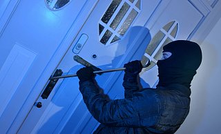 Im Flur ihres Hauses im Paderborner Stadtteil Schloß Neuhaus trifft eine 97-Jährige unvermittelt auf einen Einbrecher. (Symbolfoto) - Verwendung weltweit Keine Weitergabe an Wiederverkäufer. Modelfreigabe vorhanden. ! Im Flur ihres Hauses im Paderborner Stadtteil Schloß Neuhaus trifft eine 97-Jährige unvermittelt auf einen Einbrecher. (Symbolfoto) - Verwendung weltweit Keine Weitergabe an Wiederverkäufer. Modelfreigabe vorhanden. !
