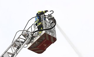 Wasser marsch: Aus luftiger Höhe wird der Brand auch von außen via Drehleiter bekämpft. - Claus Frickemeier Wasser marsch: Aus luftiger Höhe wird der Brand auch von außen via Drehleiter bekämpft. - Claus Frickemeier
