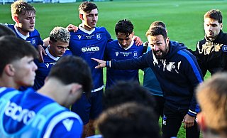 Trainer Ralf Kettemann stimmt die Karlsruher U19 beim DFB-Pokalfinale gegen Werder Bremen auf die Verlängerung ein. - picture alliance / GES/Marvin Ibo Güngör Trainer Ralf Kettemann stimmt die Karlsruher U19 beim DFB-Pokalfinale gegen Werder Bremen auf die Verlängerung ein. - picture alliance / GES/Marvin Ibo Güngör