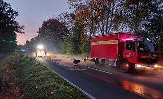 Wegen eines Feuerwehreinsatzes war eine Landesstraße lange blockiert. Schuld war eine Ölspur. - Feuerwehr Espelkamp Wegen eines Feuerwehreinsatzes war eine Landesstraße lange blockiert. Schuld war eine Ölspur. - Feuerwehr Espelkamp