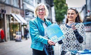 Sichtlich erfreut: VHS-Leiterin Karin Gille-Linne (links) und Katja Evers, Leiterin des Fachbereichs Gesundheit, präsentieren das neue Semesterprogramm. - Sarah Jonek Fotografie Sichtlich erfreut: VHS-Leiterin Karin Gille-Linne (links) und Katja Evers, Leiterin des Fachbereichs Gesundheit, präsentieren das neue Semesterprogramm. - Sarah Jonek Fotografie
