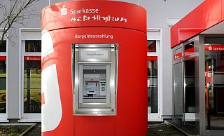 Unter haben sind die Tatverdächtigen in Sparkassen in Wuppertal, Oberhausen, Gelsenkirchen, Bochum und Hamm eingebrochen. - Roland Weihrauch Unter haben sind die Tatverdächtigen in Sparkassen in Wuppertal, Oberhausen, Gelsenkirchen, Bochum und Hamm eingebrochen. - Roland Weihrauch