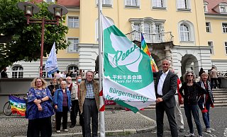Dezernent Peter Böhm hat in Vertretung von Tim Kähler die Flagge von "Bürgermeister für Frieden" vor dem Rathaus aufgezogen. - Frank-Michael Kiel-Steinkamp Dezernent Peter Böhm hat in Vertretung von Tim Kähler die Flagge von "Bürgermeister für Frieden" vor dem Rathaus aufgezogen. - Frank-Michael Kiel-Steinkamp